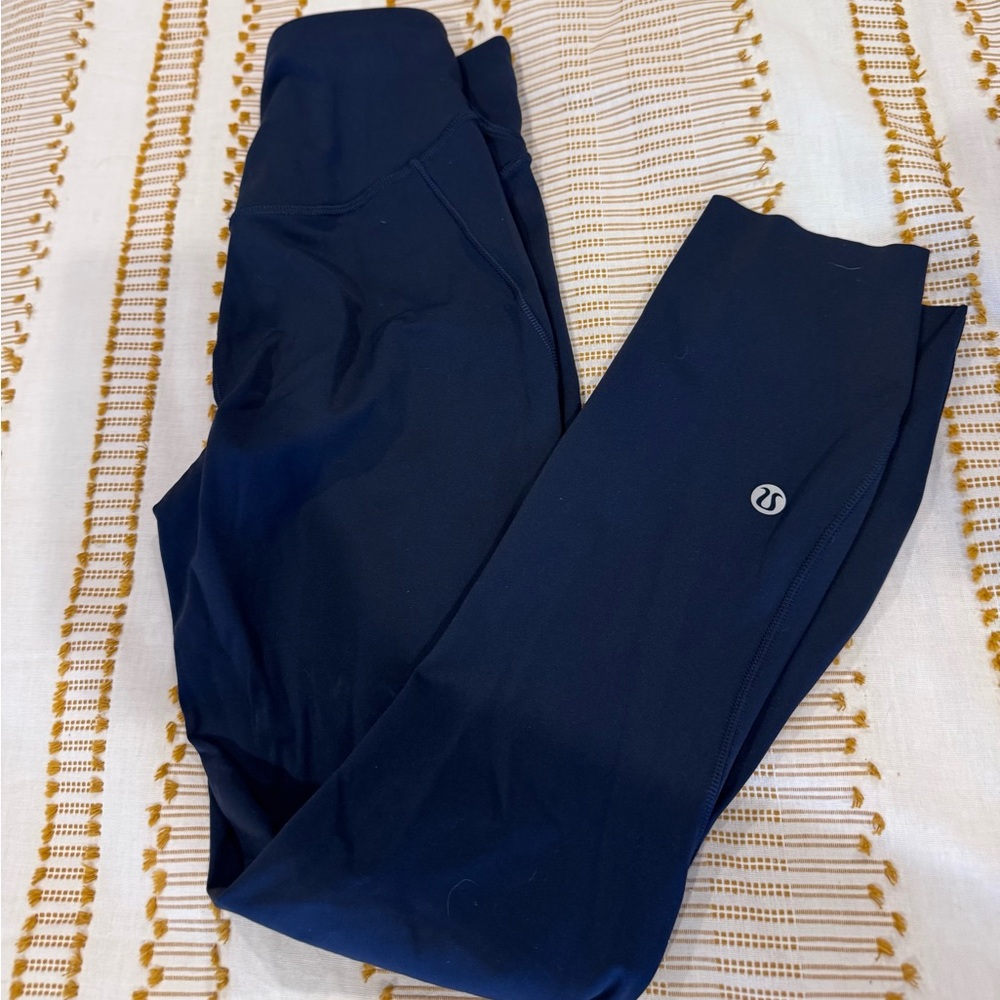 Navy blue size 2 Lululemon leggings. 3/4 length